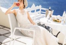 穿上白色婚紗的吳昕好美，躺在沙發上笑得很開心！-頭條楓林網