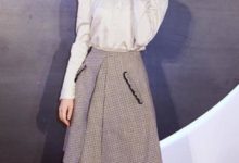 李蘭迪身穿白色襯衫搭配半裙，造型夠簡約，全靠顏值撐！-頭條楓林網