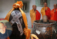 94歲老和尚圓寂後「坐缸」三年半肉身竟不腐，「塑成金身」過程令人驚嘆連連！-頭條楓林網