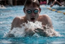 怎麼學蛙泳抬頭換氣-頭條楓林網