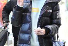 關曉彤今天現機場，左手中指的鑽戒醒目！-頭條楓林網