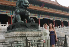她分享與奶奶同遊「北京故宮」的照片，誰知爺爺一看到「這張照片」就驚恐大喊「快刪掉」！-頭條楓林網