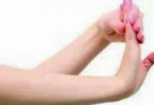 50歲的她每天只做一個「簡單動作」，竟讓她「不長白髮、不長斑、不失眠」！-頭條楓林網