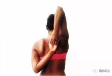 晨起練一套這樣的瑜伽拉伸，肩頸一天都輕鬆了-頭條楓林網