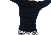 周冬雨小身材大能量 獨特風格成時尚界穿衣指南-頭條楓林網