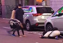 情侶吵架嗎？女孩在西門町馬路上向男子「雙膝下跪」！兩人「下一秒的動作」讓路人哭笑不得！-頭條楓林網