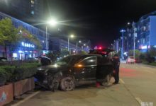 柳州男子開車忘放手剎以為“車輛失控”，朋友跳車求助...-頭條楓林網