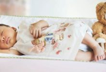 新生兒一天睡多久，爸媽們了解各月齡寶寶睡眠時間嗎？-頭條楓林網