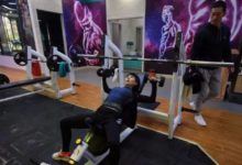 52歲大媽練出馬甲線卻遭狂噴，評論讓人唏噓不已……-頭條楓林網