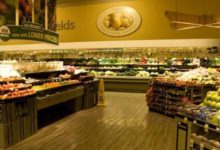 媽媽帶著小孩到超市求助，見到臉很兇的店長後她哭了-頭條楓林網