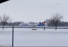 飛機在跑道上滑行時，機翼撞到一名乘客-頭條楓林網