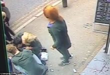 美髮師在他被扔進客廳的窗戶後挽救了他的生命-頭條楓林網