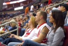 她被男友偷親，倒飲料在他頭上-頭條楓林網