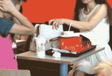 小屁孩，人這麼多的地方掏出媽媽新買的玩具，一頓打是跑不了-頭條楓林網