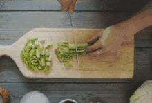 這樣切菜，菜再也不會粘在刀上！做飯省時一大半！-頭條楓林網