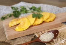 寶寶創意米飯吃法：不用烤箱也能做出的米餅，高鈣蛋白，煎拌一下就能出鍋！家長收藏啦-頭條楓林網