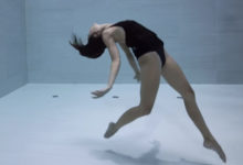 她在40公尺深泳池「翩翩起舞6分鐘」，每一個動作都唯美優雅得讓人窒息，「最後一幕」太觸動人心了！-頭條楓林網