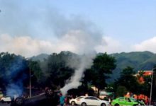 轎車計程車相撞 轎車四腳朝天冒濃煙-頭條楓林網