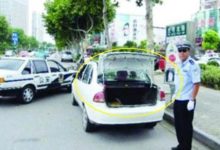 一排車違停，交警只貼一輛豐田車，因為其他後備箱都開著！-頭條楓林網