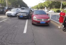 紅色大眾CC遭黑色CC追尾，挪車後，車主：看來車頭比車尾硬多了！-頭條楓林網