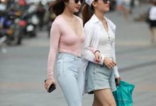 時尚姐妹花V領緊身衣綳出婀娜多姿的身材，優美曲線奪人眼球-頭條楓林網