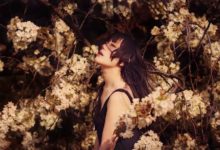 這個日本小姐姐太過寂寞,居然拿洋娃娃……卻圈粉無數!-頭條楓林網