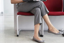 名模長期「蹺二郎腿」，12年後竟成「駝背」！蹺二郎腿壞處，你不可不知，尤其女性！-頭條楓林網