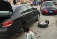 寶馬7系爆胎，前不著村後不著店，車主很生氣，開到輪轂變形-頭條楓林網