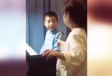 妹妹在一旁打擾哥哥彈鋼琴，暖男哥哥寵溺一笑-頭條楓林網