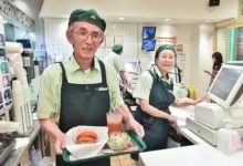 被前妻下毒，錢又被騙光，75歲的日本大爺兩次結婚兩次被騙，堅稱：人生沒有失敗過！-頭條楓林網