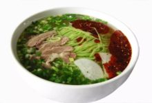 爆料：某網友吃牛肉拉麵，牛肉竟發綠光？專家對此做出了解釋，網友：不買賬-頭條楓林網