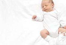 新生兒吐舌頭吐泡泡-頭條楓林網