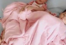 三胞胎在床上睡覺，媽媽聽到笑聲跑來，他們的舉動讓媽媽笑噴了！-頭條楓林網