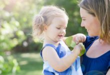 用這種錯誤的方式抱孩子，你這是要害了他啊！-頭條楓林網