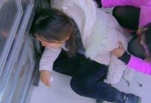 2歲男孩玩耍中毒！爸爸抱著兒子遺體暴打媽媽，這玩物害人不淺-頭條楓林網