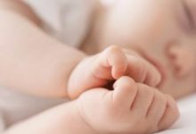 寶寶睡覺放床上就醒怎麼辦，試試這招很管用！-頭條楓林網