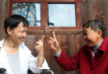 兒子早年遭車禍變植物人，六旬母親照料他十幾年，終出現希望！-頭條楓林網