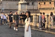 楊穎終於敢暴露身高了 長裙搭板鞋一樣很美-頭條楓林網