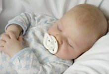 寶寶睡覺愛蹬腿踹被子，是在長個子嗎？-頭條楓林網