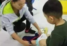 孩子幼兒園放學回家褲子濕濕的，家長責問老師，老師：他四歲了-頭條楓林網