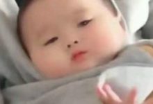 網紅「袋鼠爸爸」陪寶寶看電視，網友：好有愛-頭條楓林網