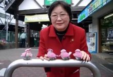 超暖心老奶奶，為雕塑小麻雀織毛衣，暖哭路人-頭條楓林網